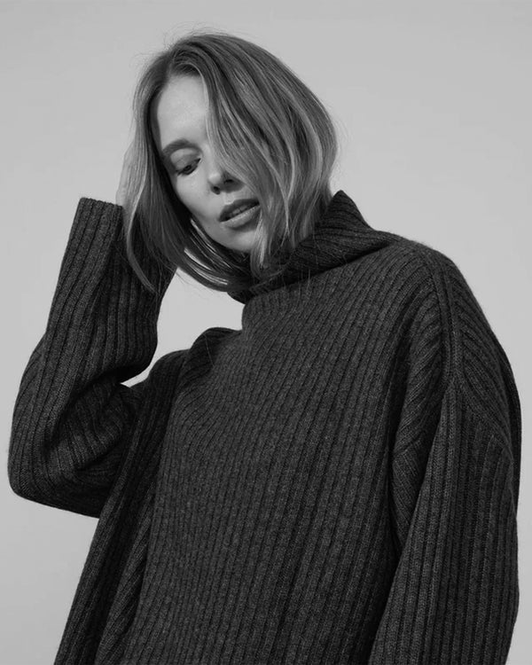 CASHMERE RIBBED TURTLE NECK SWEATER IN BLACK