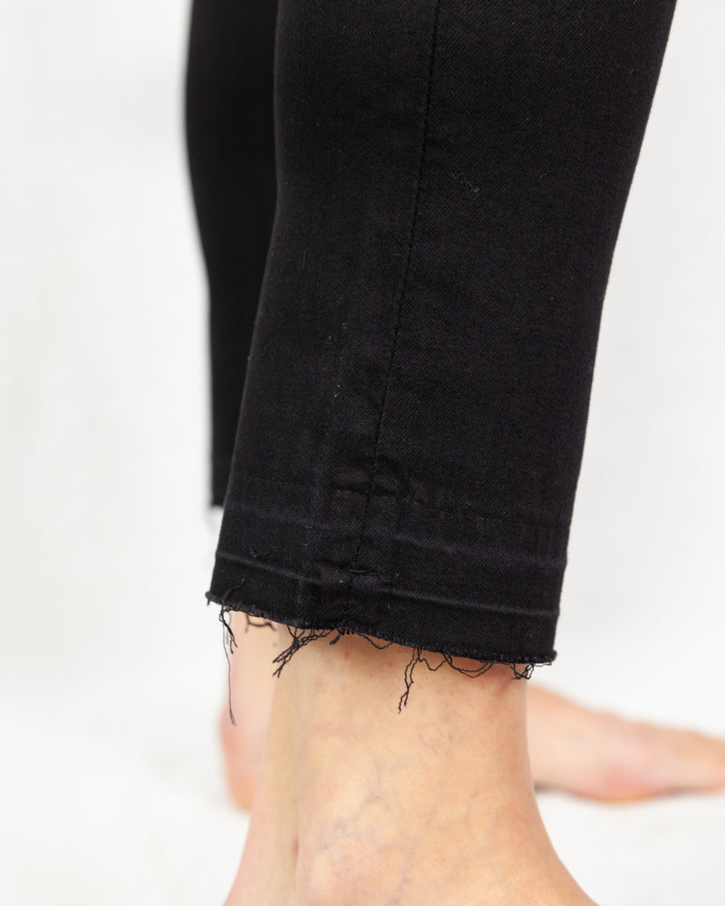 Black Cropped skinny jeans with frayed ankle hem