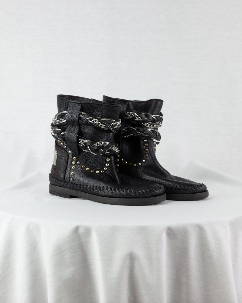 Black Leather boots with twisted belt chain