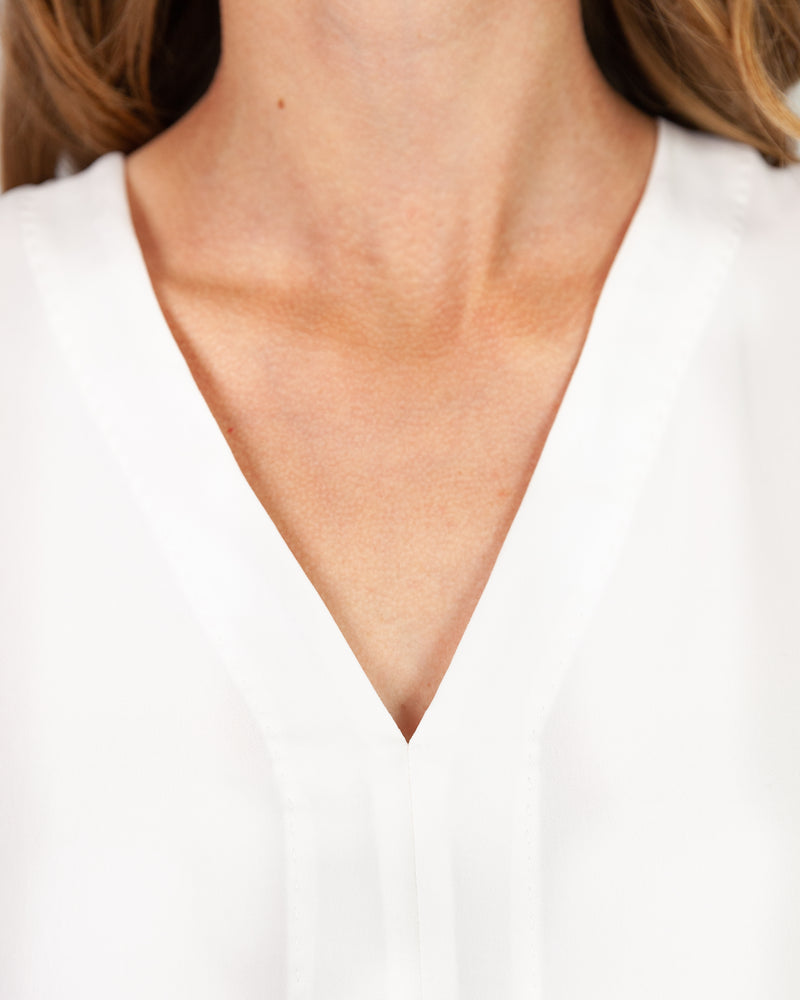 White Crease resistant V-neck blouson blouse 